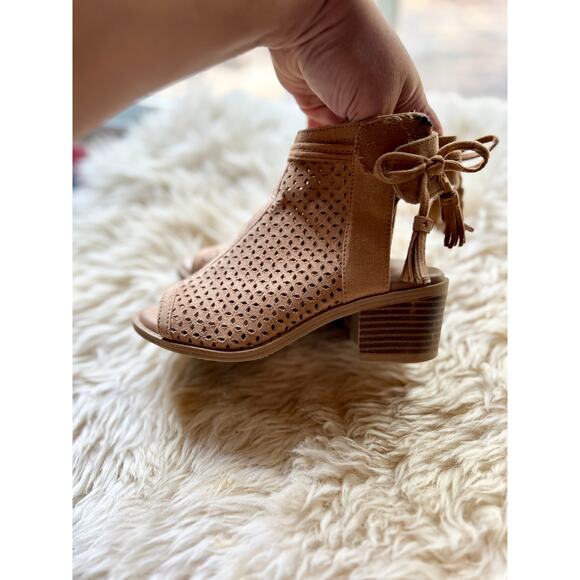 Justice Girls Size 1 Tan Peep-Toe Bootie Sandals – Tassel Back - Picture 4 of 5